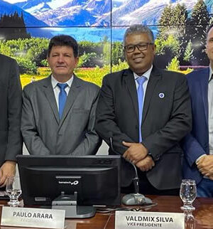 NOVA MESA DIRETORA DA CÂMARA MUNICIPAL DE UNAÍ TOMA POSSE EM CLIMA DE UNIÃO E RENOVAÇÃO PARA 2024