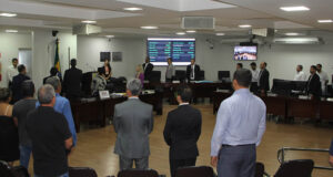 TURBULÊNCIAS NA CÂMARA DE UNAÍ: ELEIÇÃO DA MESA DIRETORA EM DESTAQUE COM GRITOS DE FUJÕES.