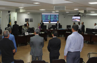 TURBULÊNCIAS NA CÂMARA DE UNAÍ: ELEIÇÃO DA MESA DIRETORA EM DESTAQUE COM GRITOS DE FUJÕES.