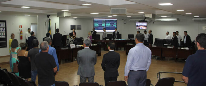 TURBULÊNCIAS NA CÂMARA DE UNAÍ: ELEIÇÃO DA MESA DIRETORA EM DESTAQUE COM GRITOS DE FUJÕES.