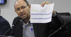 SALÁRIO DE R$364.640,40 EM TRÊS ANOS : O “ESPETÁCULO” DO VEREADOR RONEI EM UNAÍ