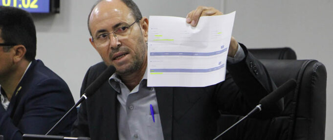 SALÁRIO DE R$364.640,40 EM TRÊS ANOS : O “ESPETÁCULO” DO VEREADOR RONEI EM UNAÍ