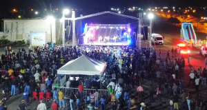 ANDRÉ & ANDRADE AGITAM A PRIMEIRA NOITE DA 3ª FEIRA BONFINÓPOLIS MAIS AGRO