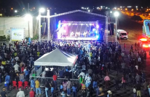 ANDRÉ & ANDRADE AGITAM A PRIMEIRA NOITE DA 3ª FEIRA BONFINÓPOLIS MAIS AGRO