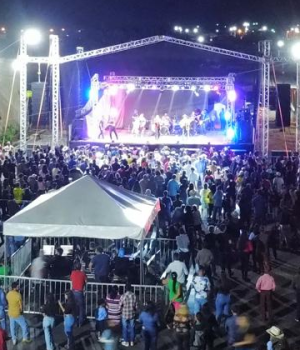 ANDRÉ & ANDRADE AGITAM A PRIMEIRA NOITE DA 3ª FEIRA BONFINÓPOLIS MAIS AGRO