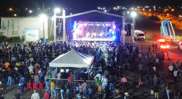 ANDRÉ & ANDRADE AGITAM A PRIMEIRA NOITE DA 3ª FEIRA BONFINÓPOLIS MAIS AGRO