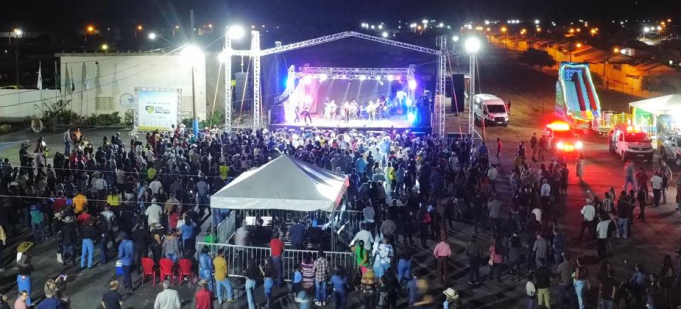 ANDRÉ & ANDRADE AGITAM A PRIMEIRA NOITE DA 3ª FEIRA BONFINÓPOLIS MAIS AGRO