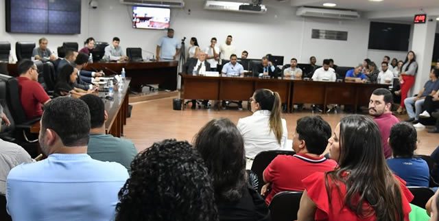AUDIÊNCIA PÚBLICA SOBRE FARMÁCIAS EM UNAÍ TEM CLIMA TENSO E QUESTIONAMENTOS SOBRE MUDANÇAS NA LEI