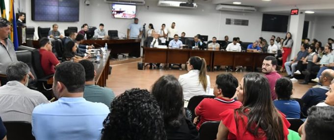 AUDIÊNCIA PÚBLICA SOBRE FARMÁCIAS EM UNAÍ TEM CLIMA TENSO E QUESTIONAMENTOS SOBRE MUDANÇAS NA LEI