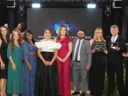 MELHORES DO ANO PORTAL ILUMINAR 2025 ARRECADA R$ 130 MIL PARA SOLIDARIEDADE E BATE RECORDE DE PARTICIPAÇÃO