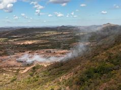 🔥 Fogo no lixão de Unaí provoca fumaça intensa e revolta de moradores