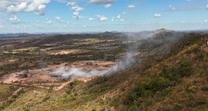 🔥 Fogo no lixão de Unaí provoca fumaça intensa e revolta de moradores