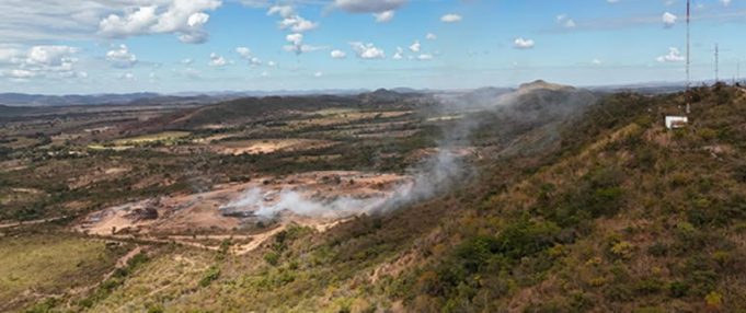 🔥 Fogo no lixão de Unaí provoca fumaça intensa e revolta de moradores