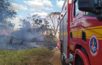 Incêndio em pastagem mobiliza Corpo de Bombeiros na Curva do Rio, em Unaí