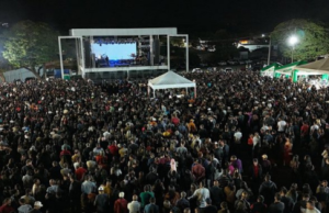 Multidão participa do “Clamor pela Vida” com Fernandinho em Unaí