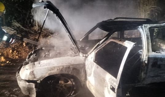 CORPO DE BOMBEIROS MILITAR EXTINGUE INCÊNDIO EM VEÍCULO NESTA MADRUGADA DE TERÇA-FEIRA, UNAÍ-MG
