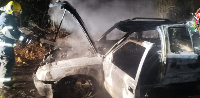 CORPO DE BOMBEIROS MILITAR EXTINGUE INCÊNDIO EM VEÍCULO NESTA MADRUGADA DE TERÇA-FEIRA, UNAÍ-MG