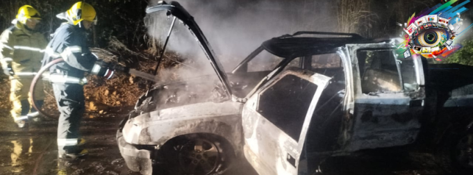 CORPO DE BOMBEIROS MILITAR EXTINGUE INCÊNDIO EM VEÍCULO NESTA MADRUGADA DE TERÇA-FEIRA, UNAÍ-MG